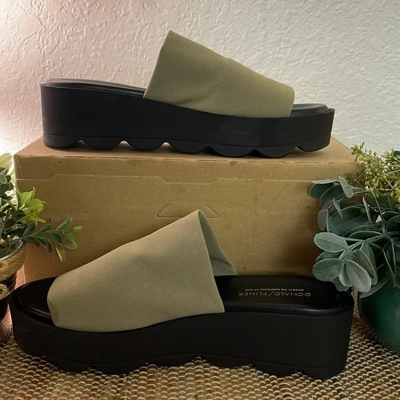 Donald J. Pliner slide wedge size 9.5 - Picture 2 of 8